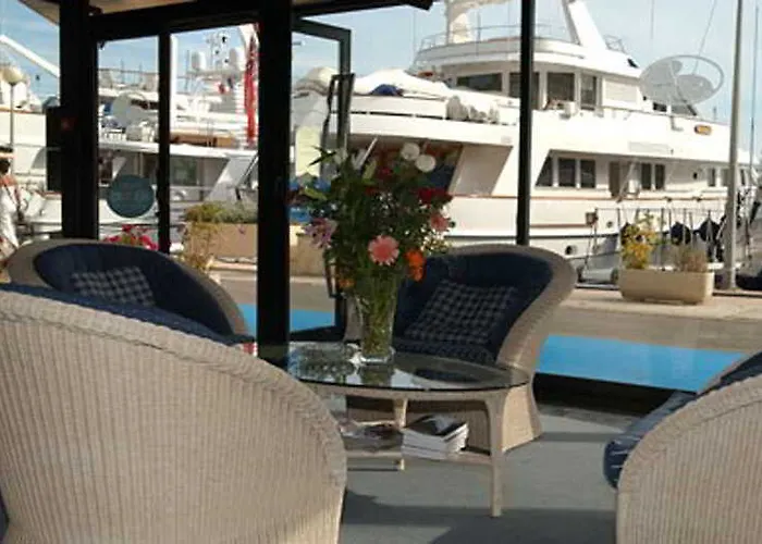Отель Le Quai Des Princes 4*