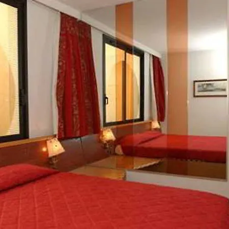 Le Quai Des Princes Hotell 4*