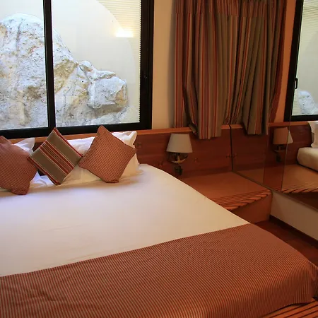 Le Quai Des Princes Hotell 4*