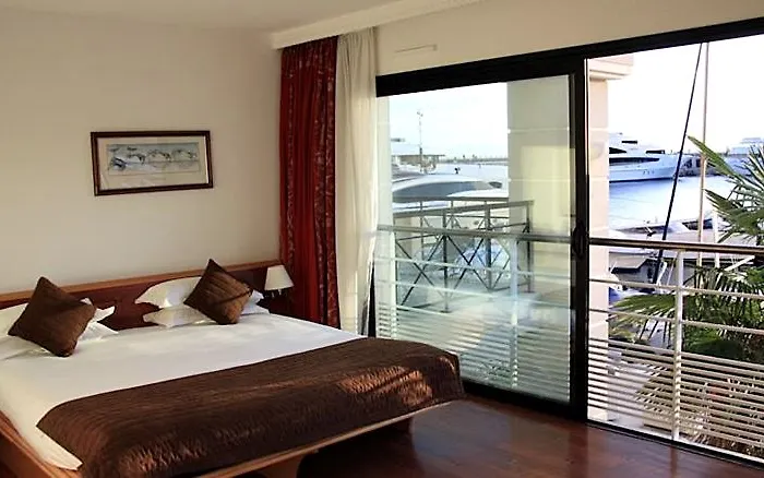 Hotel Le Quai Des Princes 4*