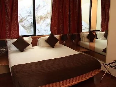 Otel Le Quai Des Princes 4*