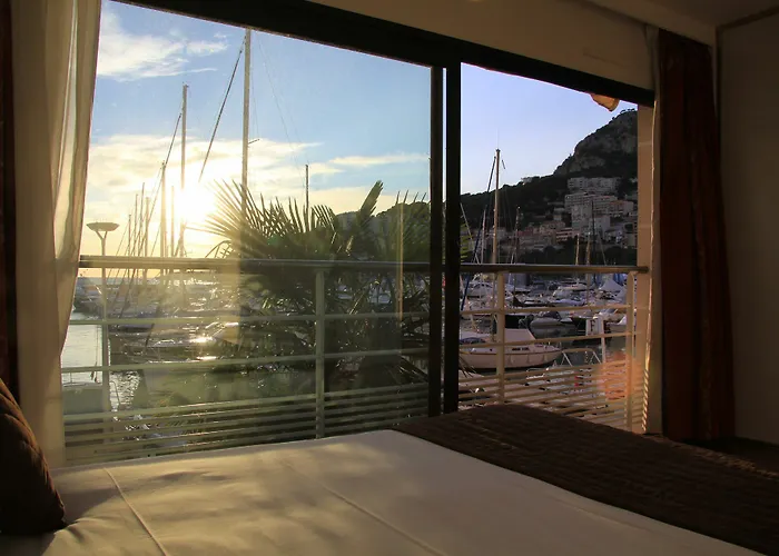 Le Quai Des Princes Hotel 4*